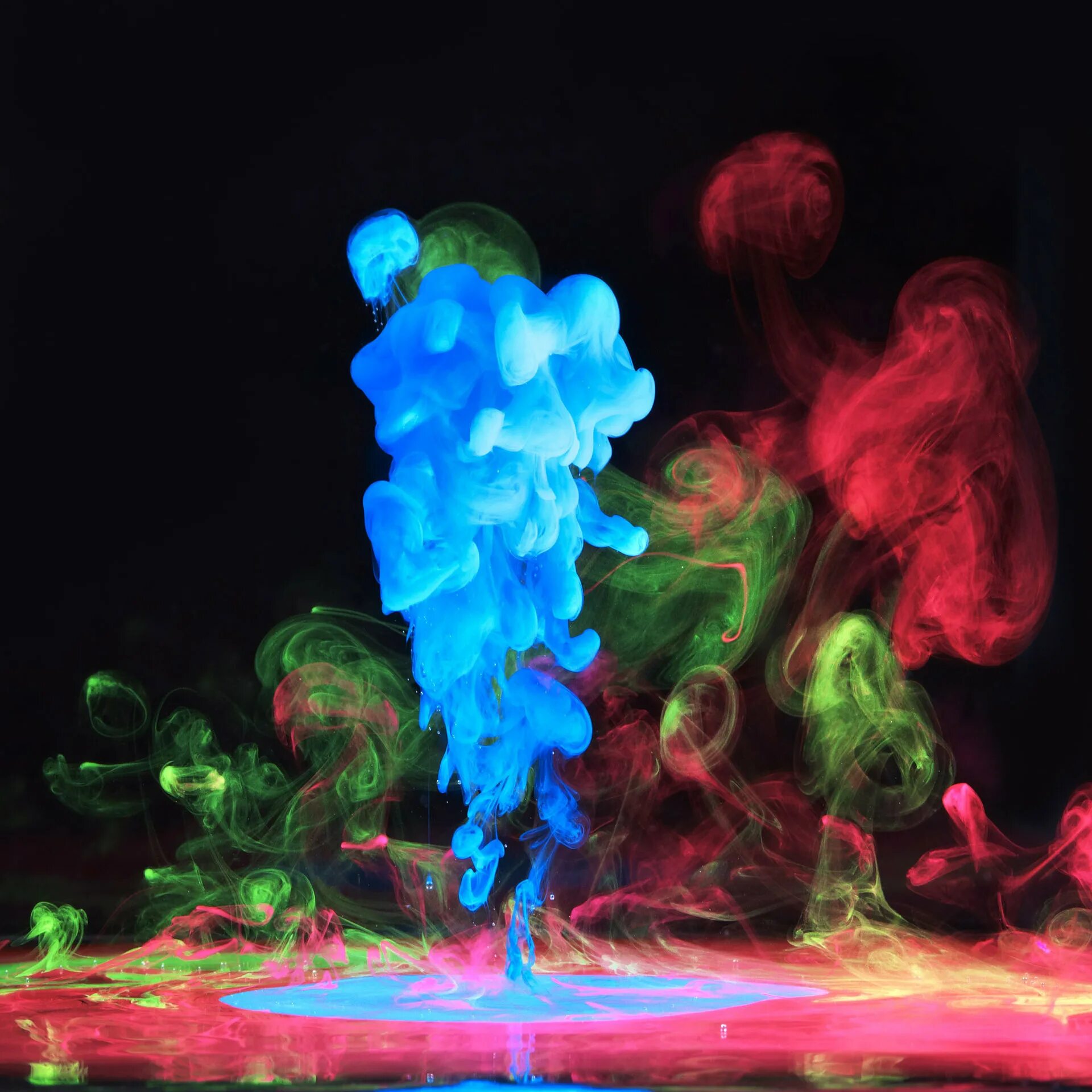 капли краски. абстракция в живописи. разводы краски. разноцветные краски в воде. необыкновенная краски.