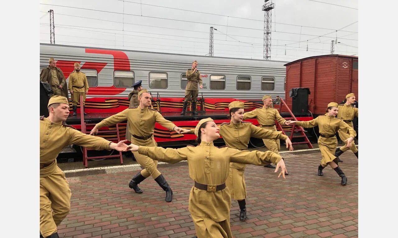 Поезд победы армавир билеты. Поезд Победы. Ретро поезд. Поезд Победы и эшелон Победы. Поезд Победы Армавир.