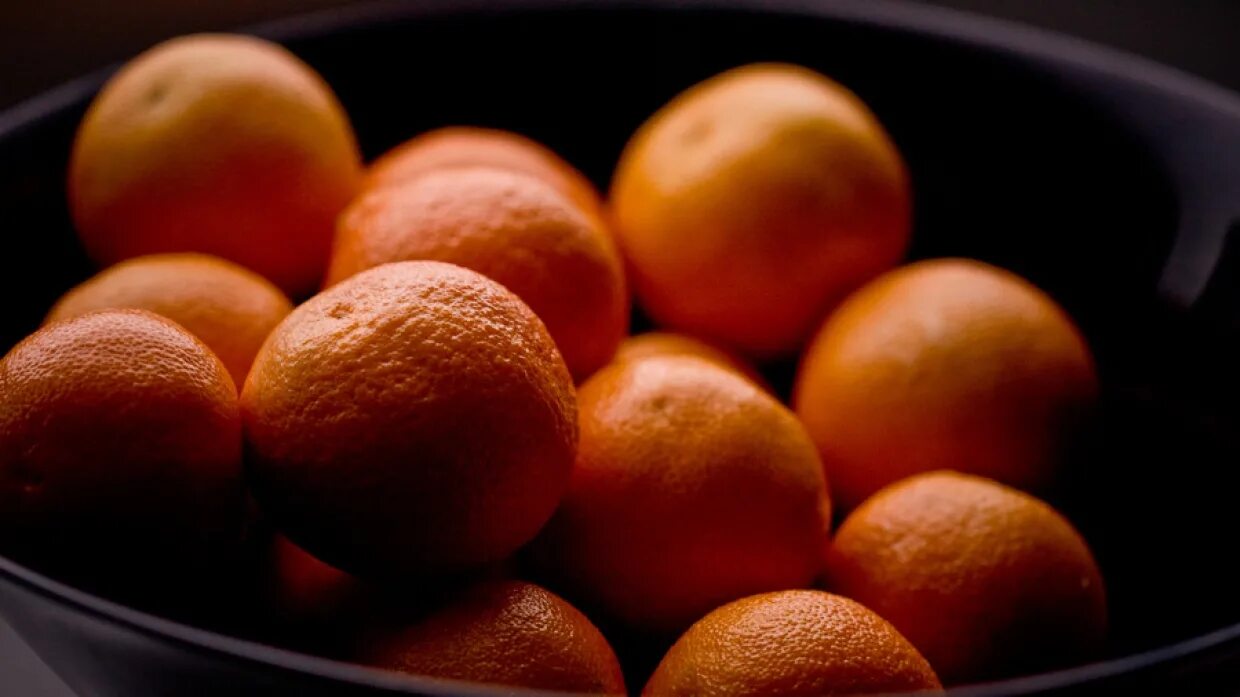 Турецкие мандарины. Мандарин на черном фоне. Импорт апельсинов. Апельсин целый. Темный мандарин