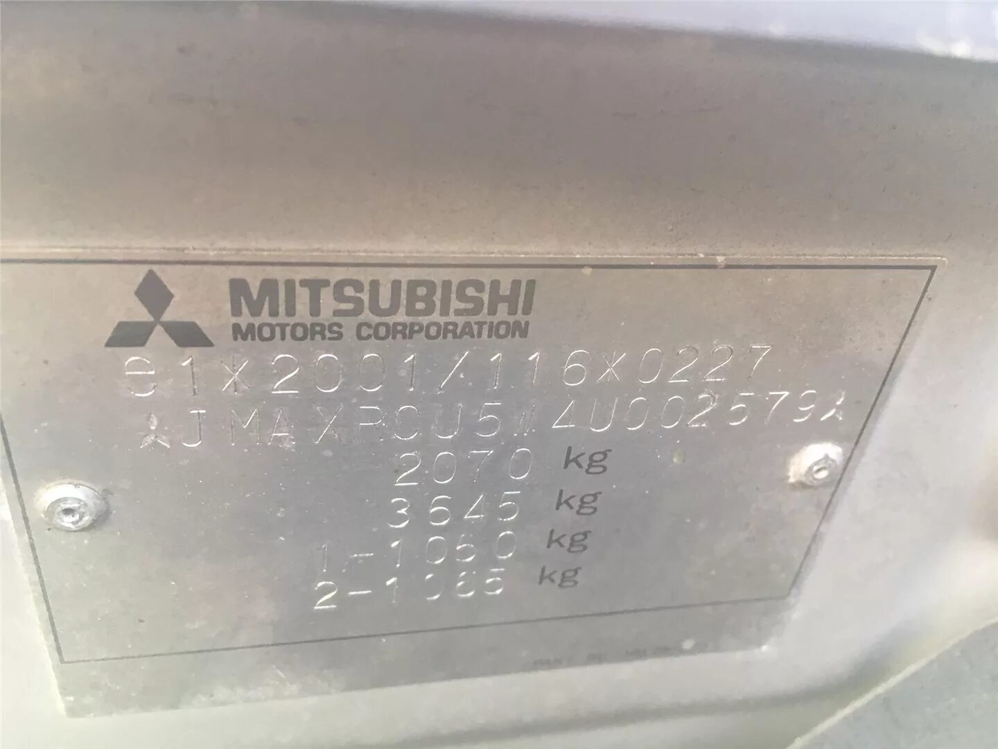 Где на mitsubishi outlander. Mitsubishi Outlander 2003 год вин номера. Mitsubishi Outlander 2014 табличка VIN. Mitsubishi Outlander 2 вин номер. Вин номер Mitsubishi Outlander 1.