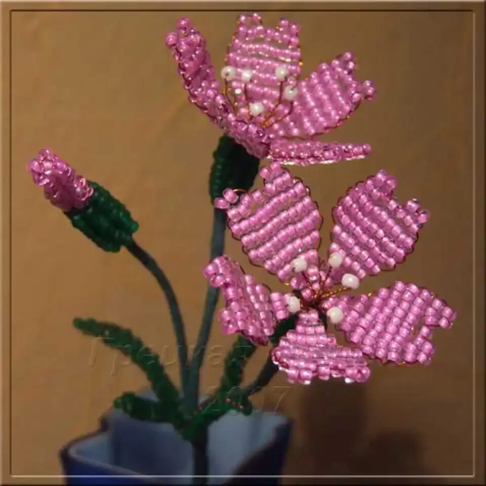 Цветы из бисера техника. Плетение бисером цветы. Бисер параллельное плетение цветы. Цветы бисером для начинающих. Бисероплетение цветов для начинающих.