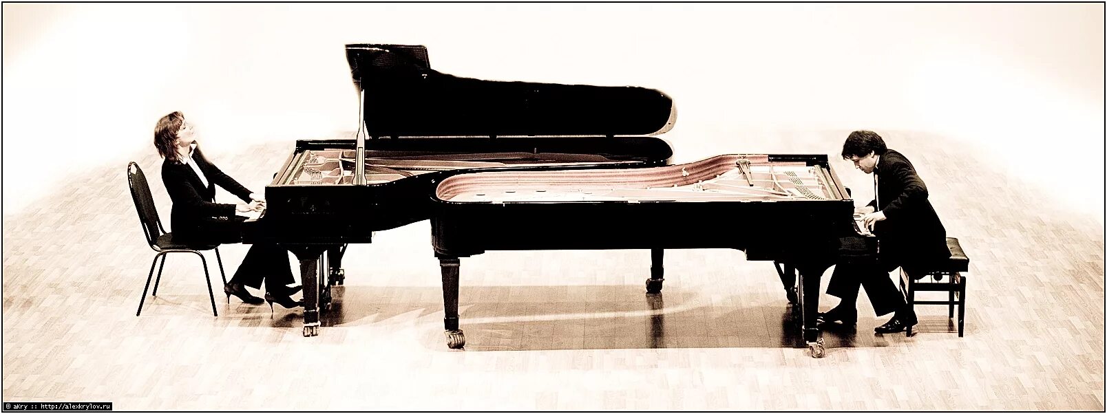 игра в четыре руки на фортепиано. две пианистки. пианино в четыре руки. максим пурыжинский фортепиано. пианистка на сцене.