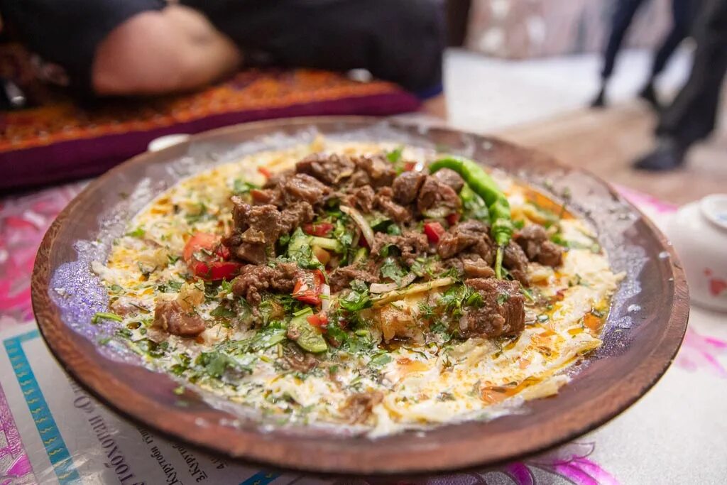 Как называется по таджикски. Таджикское блюдо курутоб. Национальное блюдо Таджикистана курутоб. Шакароб курутоб. Курутоб Душанбе.