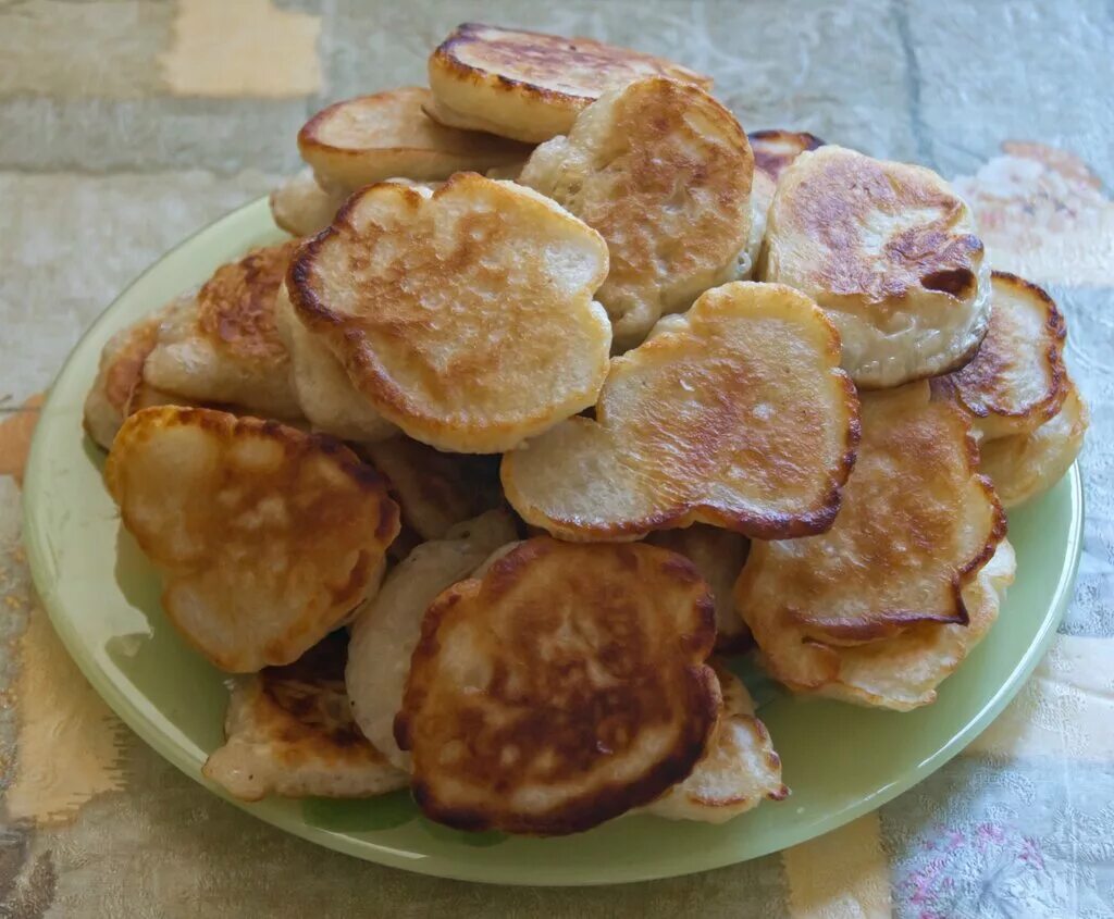 оладушки на майонезе. оладьи на майонезе пышные. блины как у бабуси. оладьи на майонезе. люблю оладушки с майонезом.