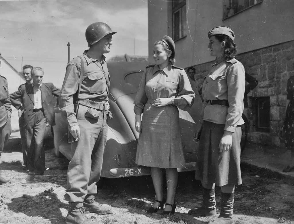 Вторая женщина. Женщины второй мировой войны. Женщины солдаты второй мировой. Женшинывторой мировой. Советская женщина-солдат.