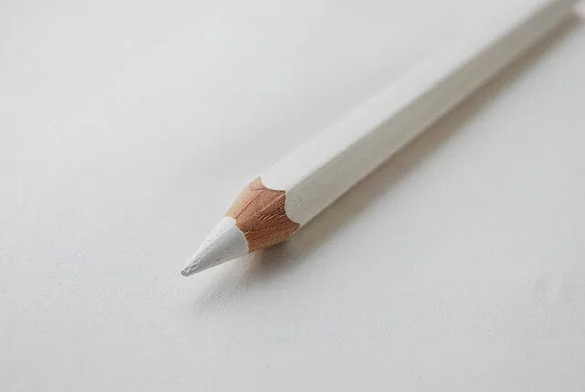 Белый карандаш. Белый карандаш для рисования. Белый карандаш художественный. Карандаш на белом фоне.