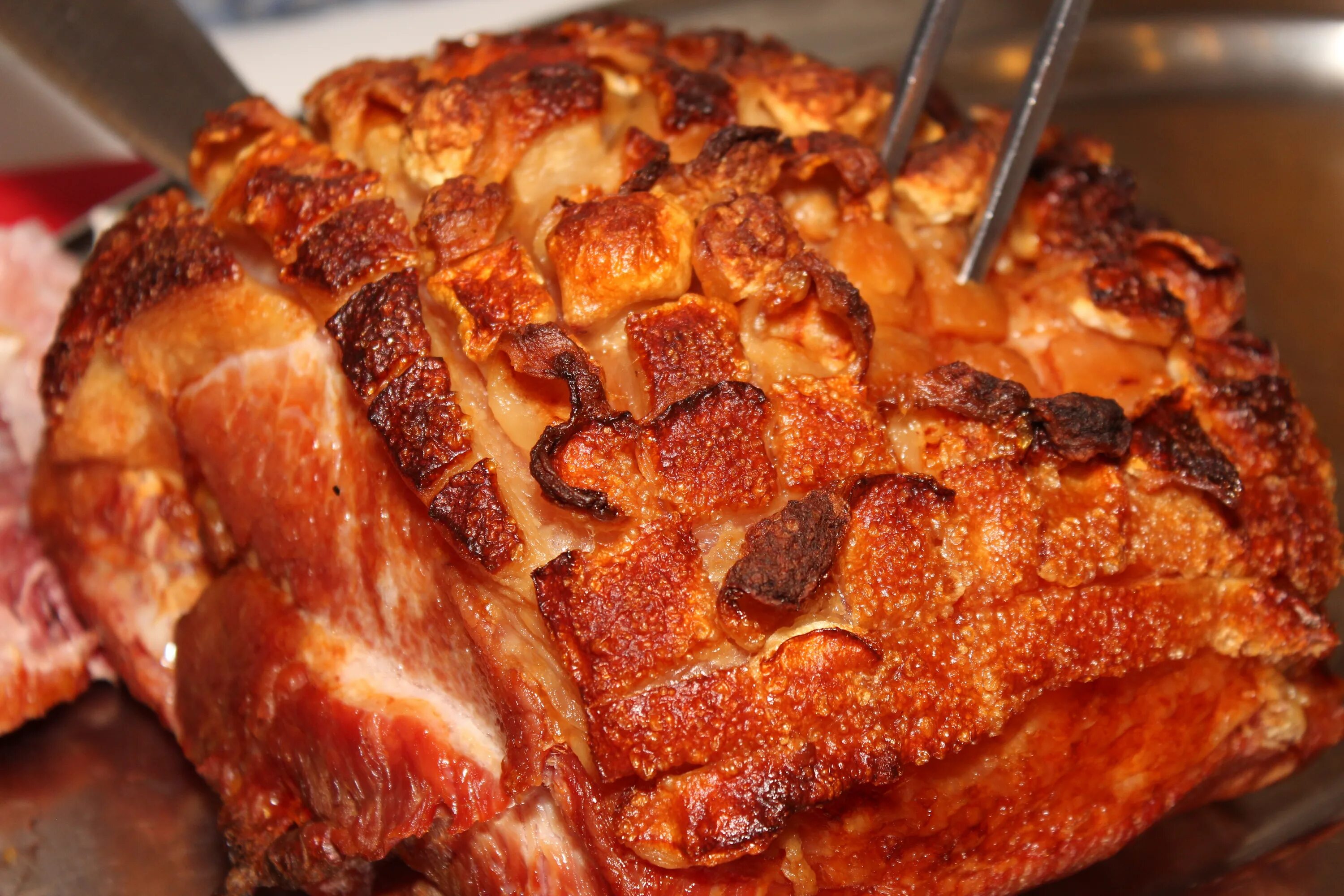 Поджаренная корочка. Жареное мясо. Вкусное жареное мясо. Блюда из свинины. Жареное мясо с корочкой.