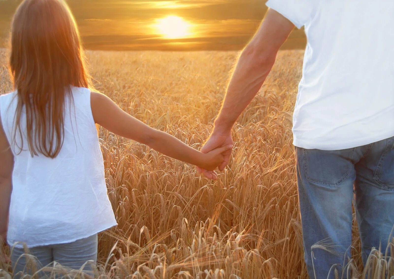 Отец девушка за спиной. Отец и дочь со спины. Папа с дочкой на закате. Дети мальчик и девочка со спины. Отец девушка за спиной.