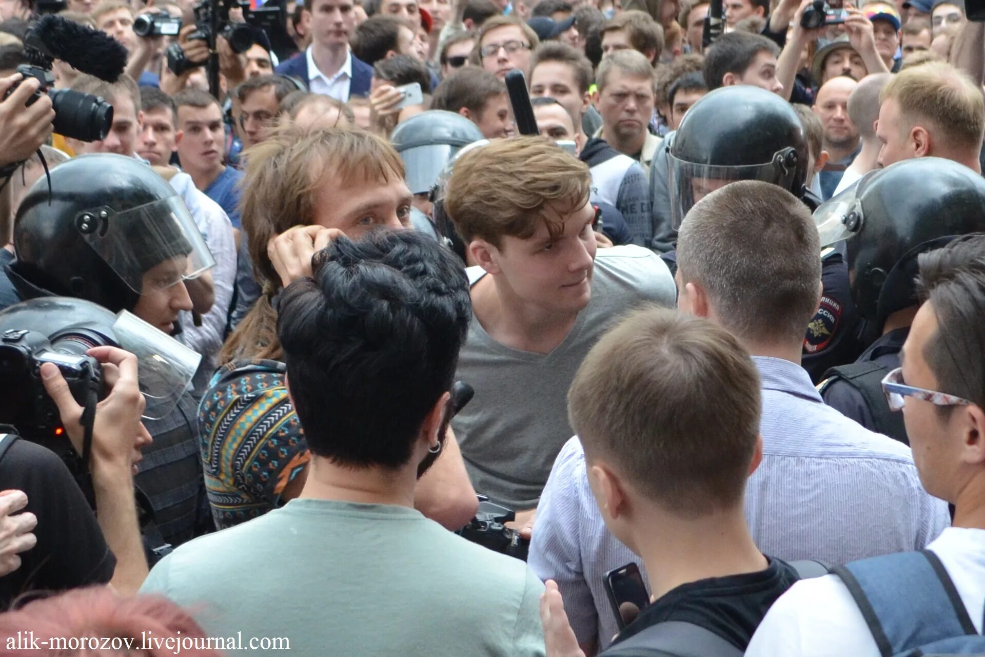 Зеваки фото. Праздники зевака. Зеваки на улице. Митинг в Москве 27 июля 2019 ОМОН. Толпа зевак 7