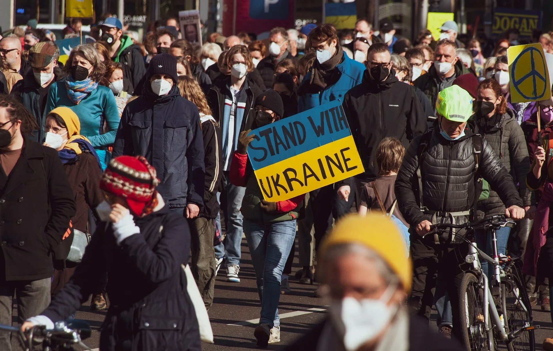 Сбежавший политик. Демонстрация протеста. Беженцы с Украины в Германии. Демонстрация протеста в России. Украинские беженцы в США.