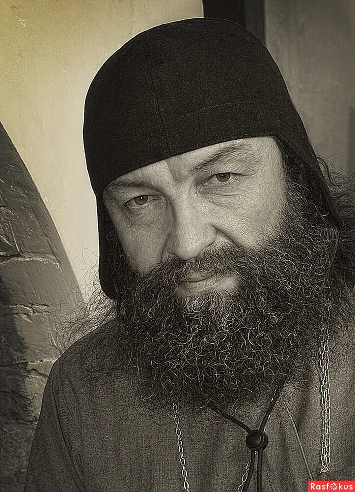 архимандрит порфирий шутов наместник соловецкого монастыря. сельский священник. настоятель храма святых флора и лавра. деревенский священник. отец савелий священник.