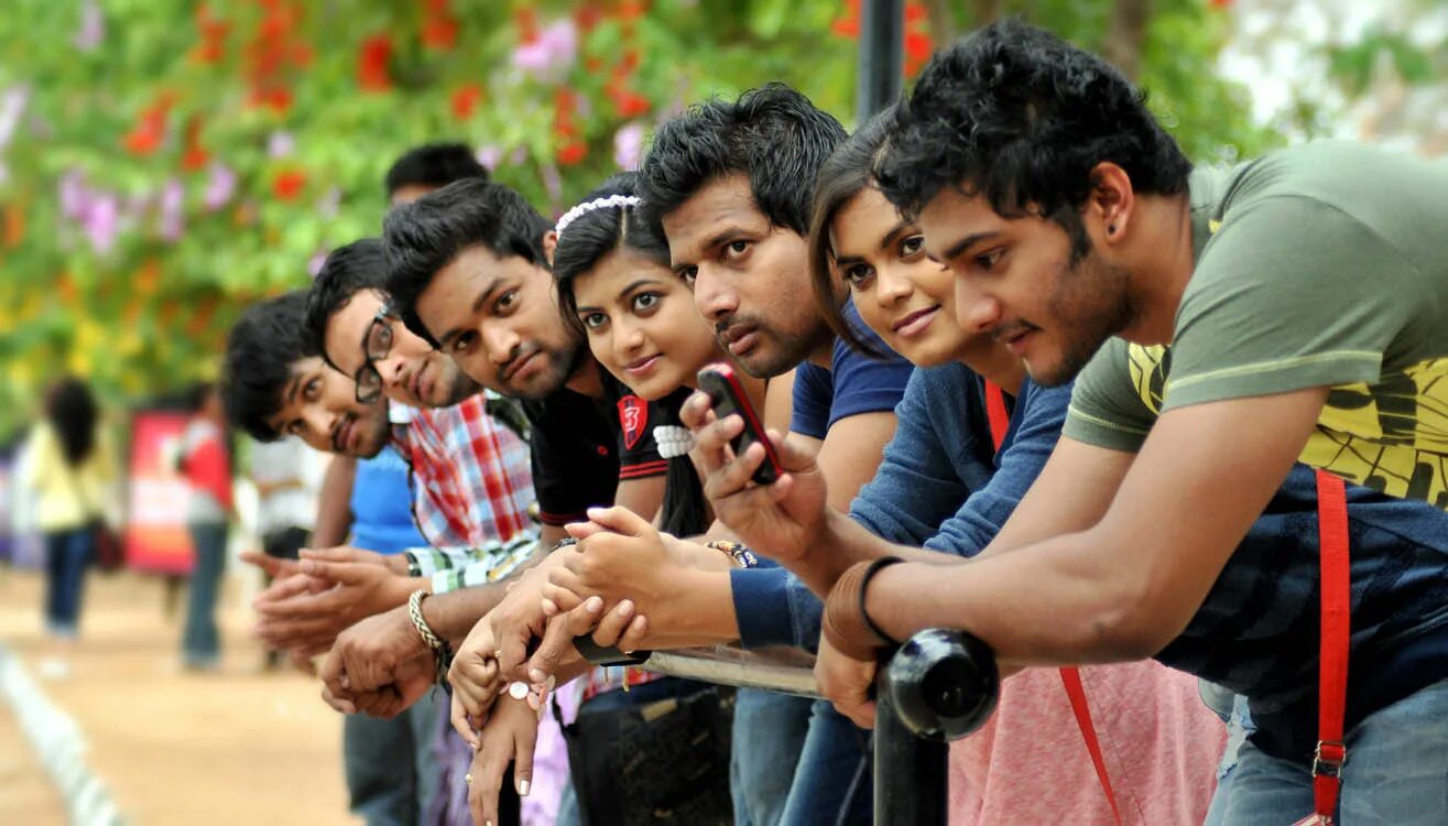 Бангалор индия люди. Индия люди. Индия люди. Индия студенты. Индия хиндустанцы.