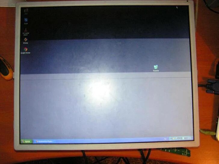 Почему светлеет экран. Полосы на мониторе внизу. Черные полосы на матрице ноутбука. Полосы на матрице ноутбука. Горизонтальные полосы на мониторе.