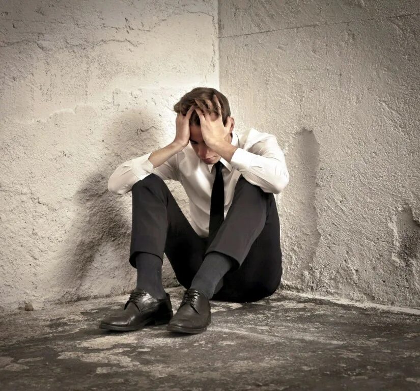 Человек в отчаянии. Человек сидит в отчаянии. Удрученный жизнью. Удрученный жизнью. Удрученный жизнью.