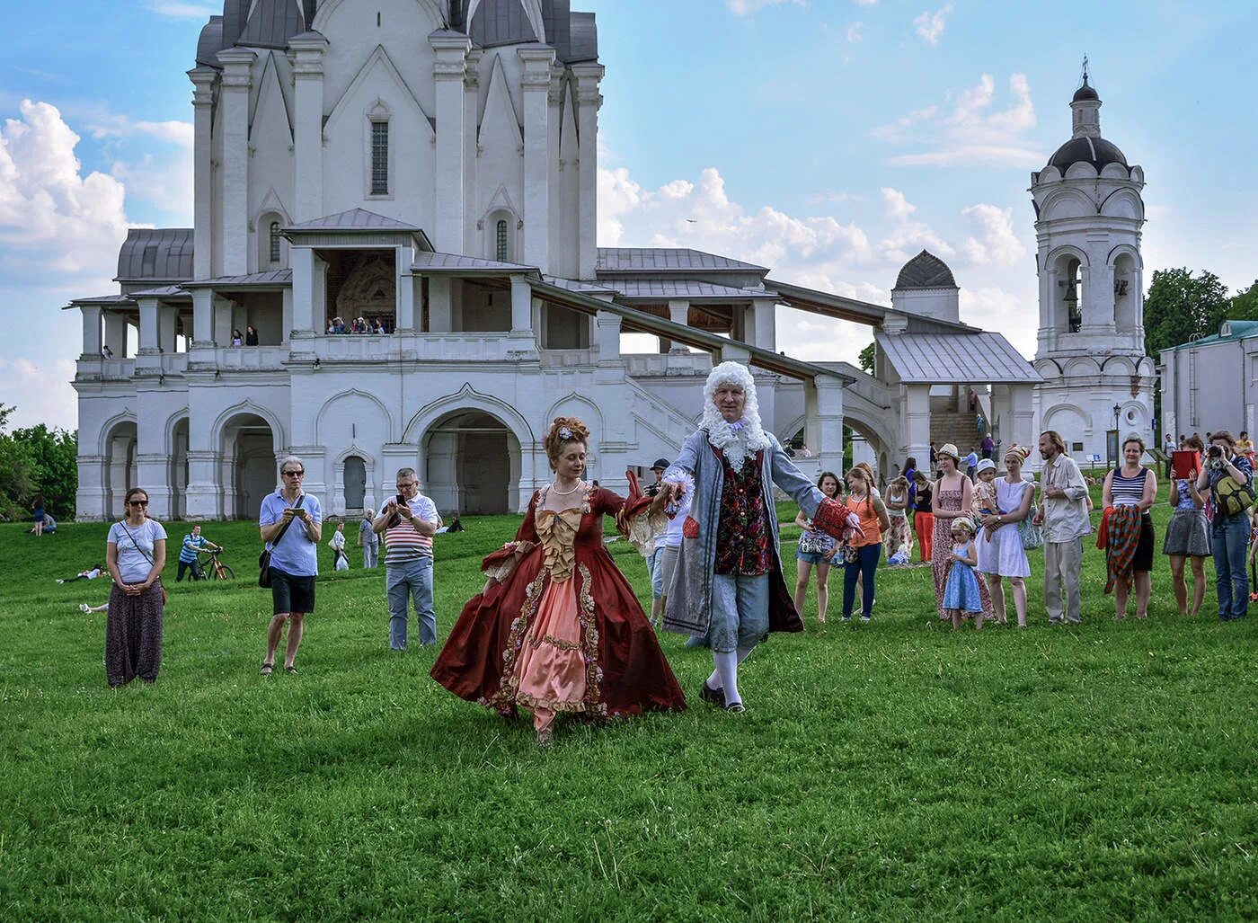 Звон в коломенском. Коломенское туристы. Усадьба Коломенское фотосессия. Экскурсия в Коломенскую усадьбу.