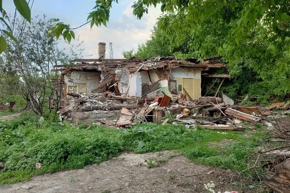 Разрушенные дома россии. Разваленный дом. Разрушение домов. Снесенный дом. Разрушенный Барак.