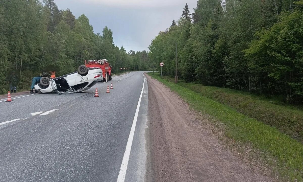 Карельские автомобили. Перевернутый автомобиль на трассе. Авария в Карелии вчера на трассе. 1 июня сортавала