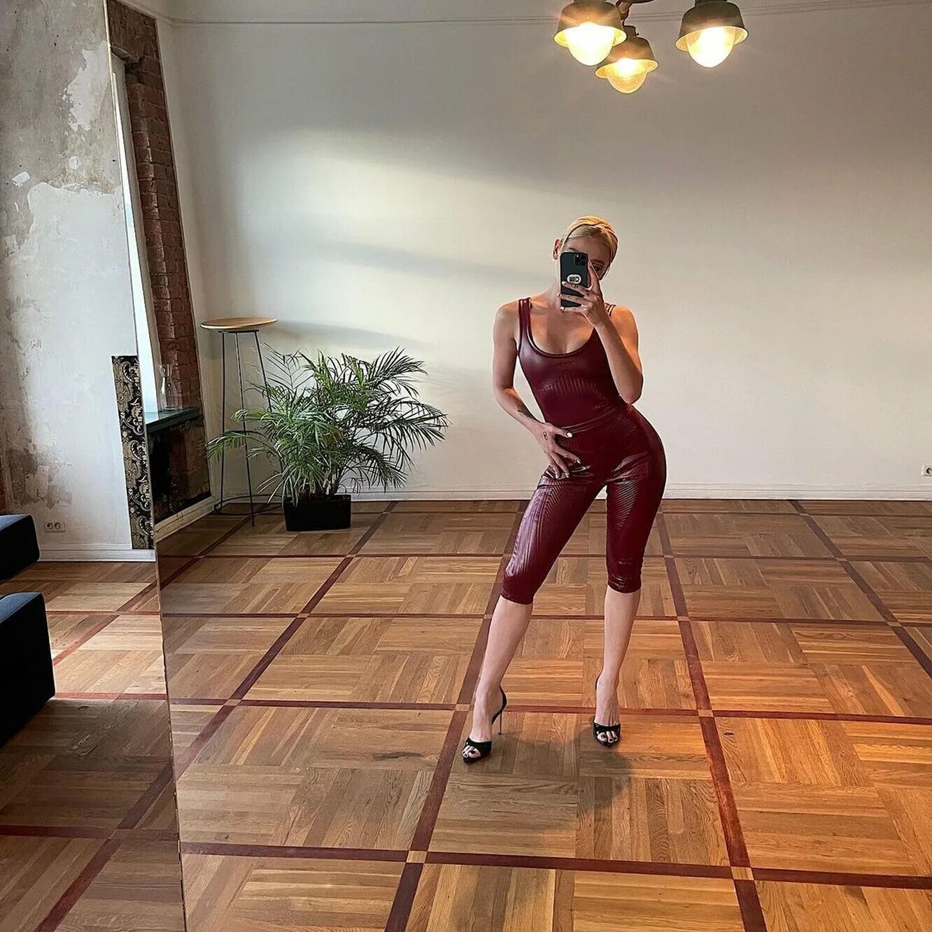 Ивлеева в джинсах мюглер. Анастасия ивлева. Nft приложение ивлеевой. Сливы насти ивлеевой 18. Настя ивлева орел и решка.