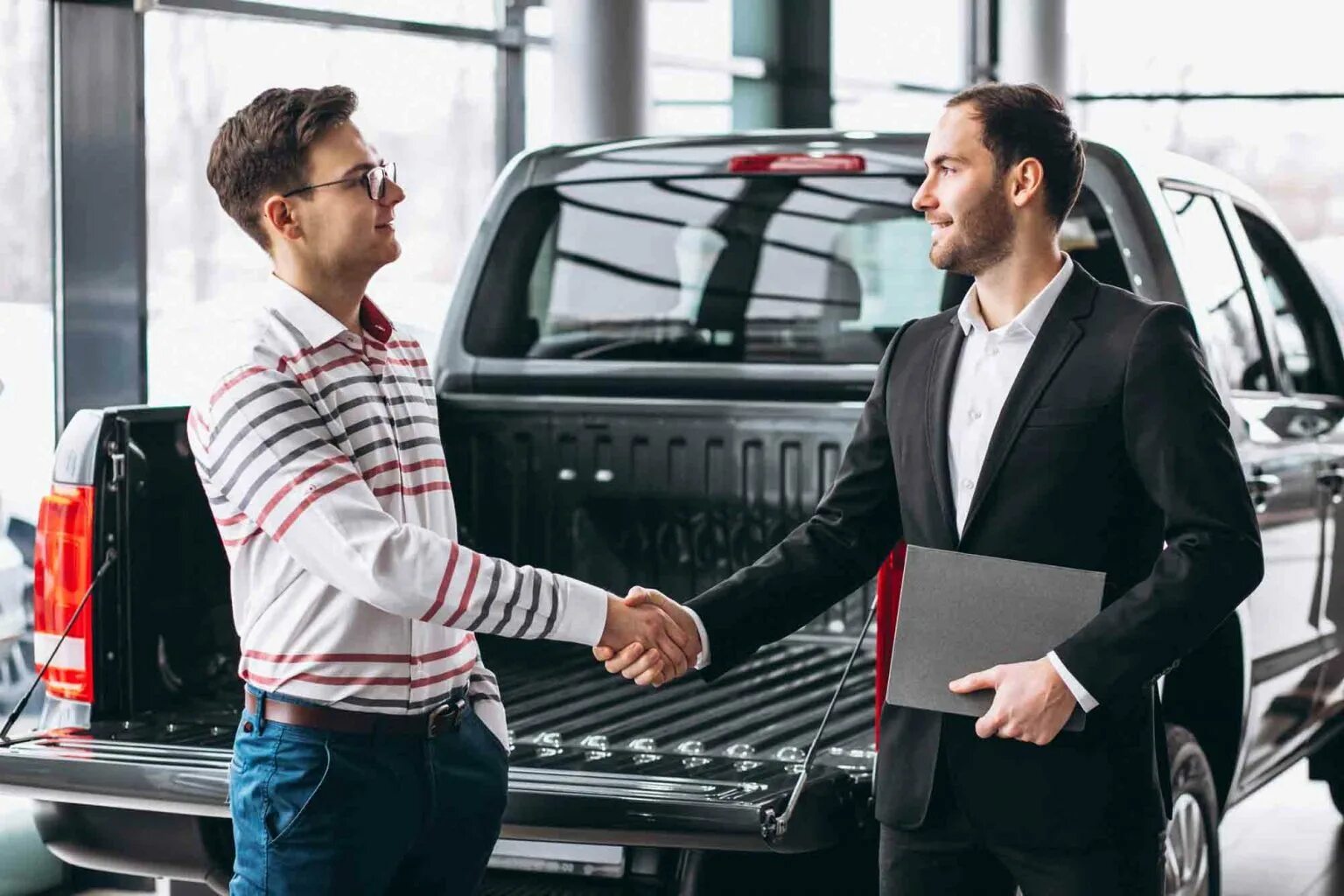 That is car in the shop. Менеджер автосалона. Встреча клиента в автосалоне. Выбор автомобиля. Люди в автосалоне.