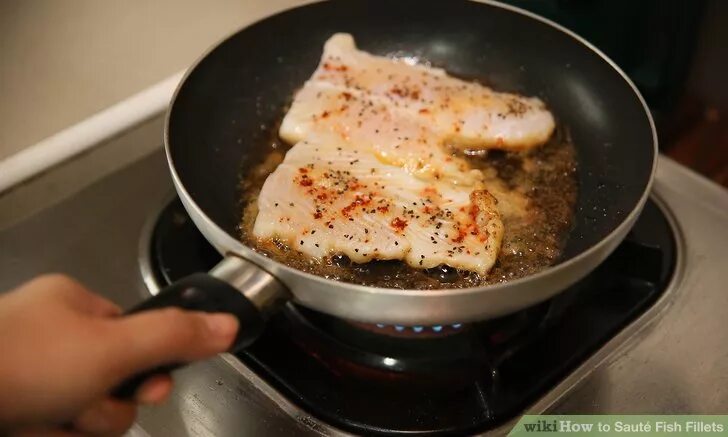 Филе рыбы на сковородке. Молока рыбы жареная. Как пожарить филе дори на сковороде. Как пожарить филе минтая на сковороде.