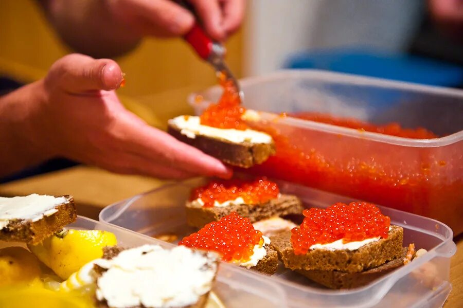 икра с чукотки. как правильно кушать икру. девушка ест черную икру. ложка для икры. красная икра в ресторане.