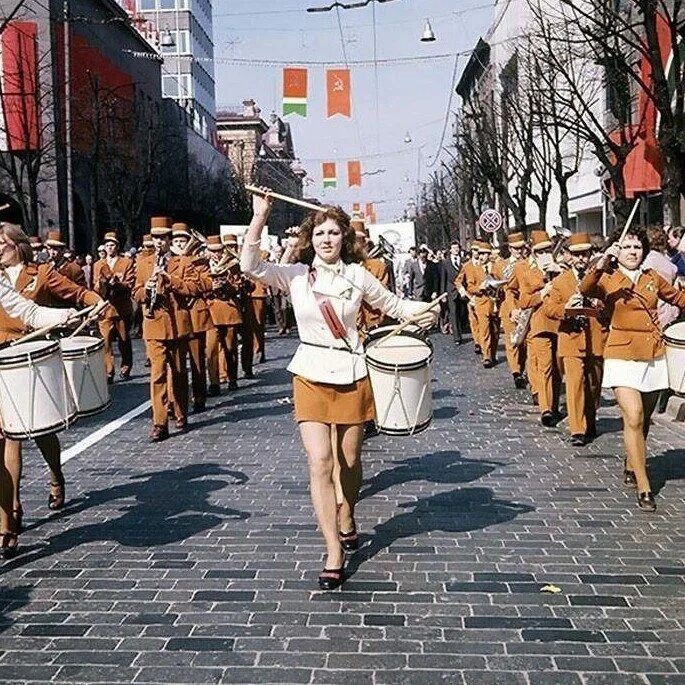 Советские праздники. Первомай в Советском Союзе. Первое мая в Советском Союзе. Первомайская демонстрация 1977. Советский Союз парад.