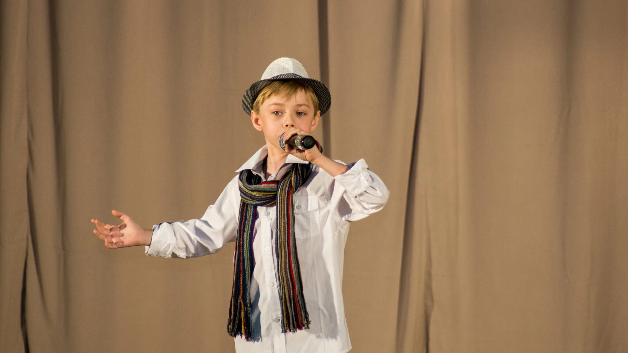 Поют юноши. Мальчик поет. Мальчик на сцене. Дети поют на сцене. Мальчик поет на сцене.
