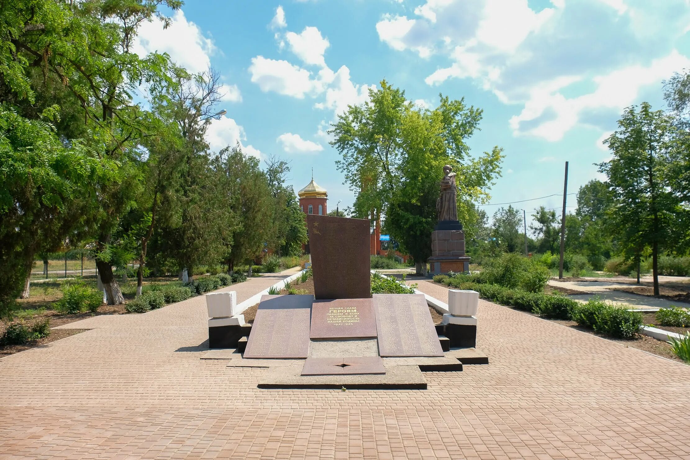 Житикара фото площадь. Покров днепропетровская область парк горняков. Парк с фонтанами соль илецк. Оленегорск парк ветеранов. Парк горняков соль илецк.