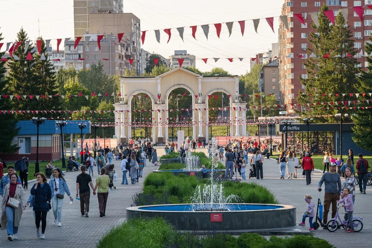 Электра парк маяковского. Центральный парк екатеринбург маяковского. Цпкио им маяковского екатеринбург. Парк маяковского екатеринбург вечером. Мичурина 230 екатеринбург парк маяковского.