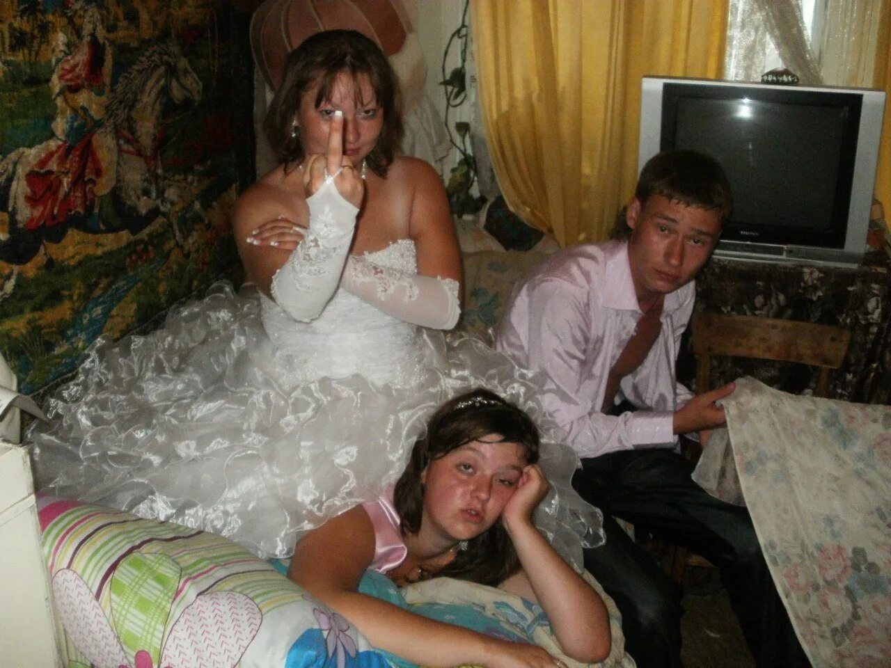 Жена после. Невесты из социальных сетей. Пьяные невесты. Русские невесты из соцсетей. Свадебные приколы из соцсетей.