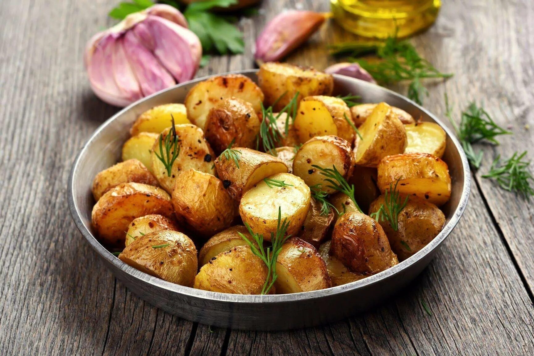 В каких блюдах используют картофель. Бульба картошечка по деревенски. Картошка с укропом. Запеченный молодой картофель. Картофель отварной.