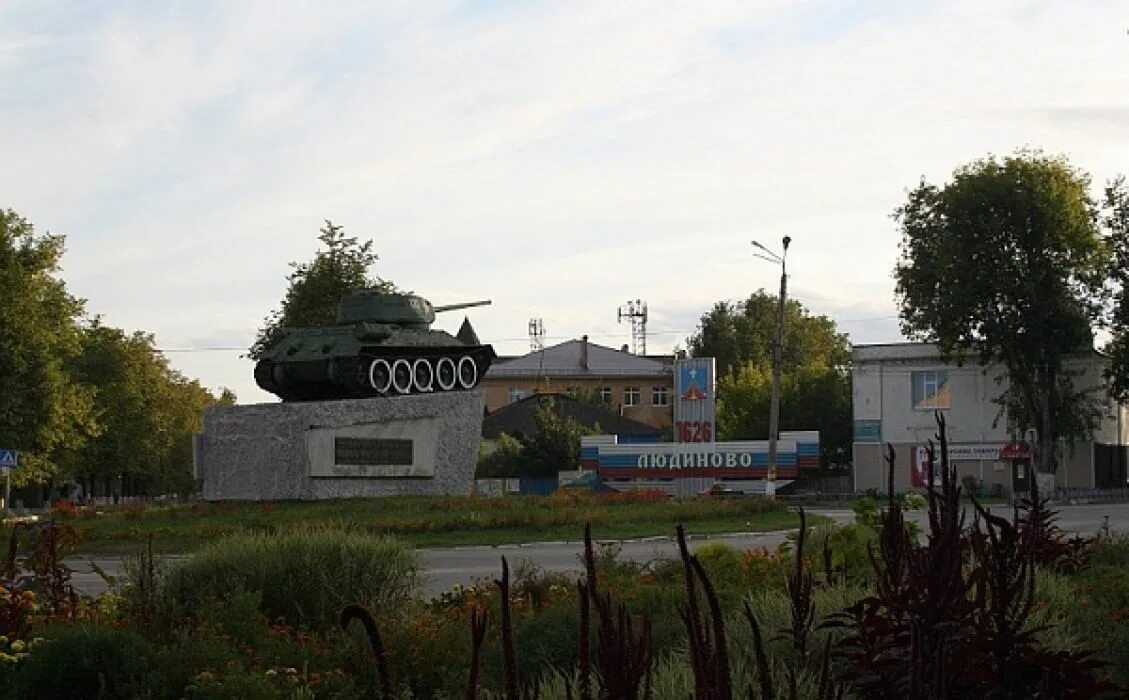 Людиново площадь. Площадь победы город людиново. Людиново площадь победы. Людиново калужская область фото. Людиново площадь победы.