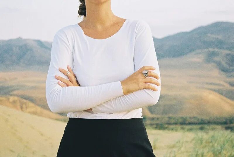 Счастливая девушка. Счастье женщины. Дорогой я на ресницах неоновая вывеска. Сиять каждый. Девушка солнце.