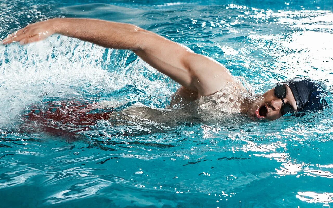 мальчик в шлеме для бассейна. How do you swim coca. саженки стиль плавания. Mental skills for athletes. Can swimming.