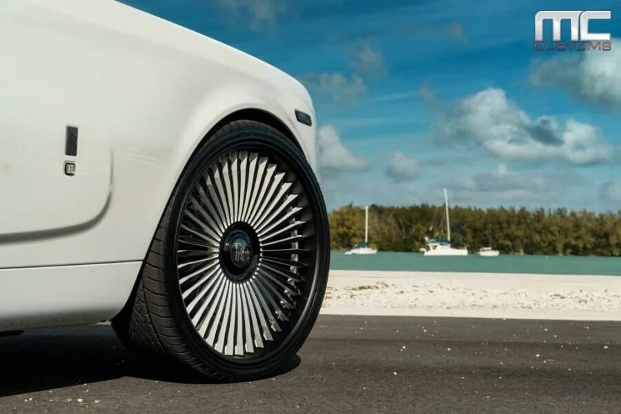 Диски rolls royce. Диск колесный на роллс ройс асанти 23r. Диск колесный на роллс ройс асанти 23r. Колеса на роллс ройс. Rolls royce cullinan rotiform wheels.