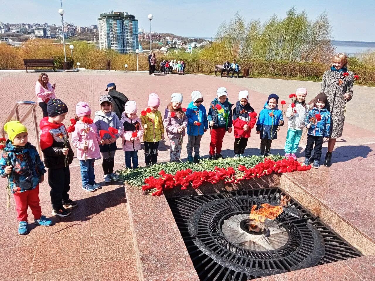 Праздник день победы в детском саду. Возложение цветов в детском саду. Возложение цветов к памятнику. Возложение цветов к памятнику дети. Дети возлагают цветы к памятнику.