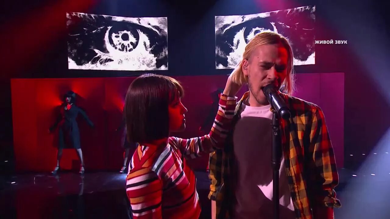 Девочка с каре слова. Девочка с каре максим свобода. Натали портман в фильме леон. Кристина кошелева. Девочка с каре альбом.