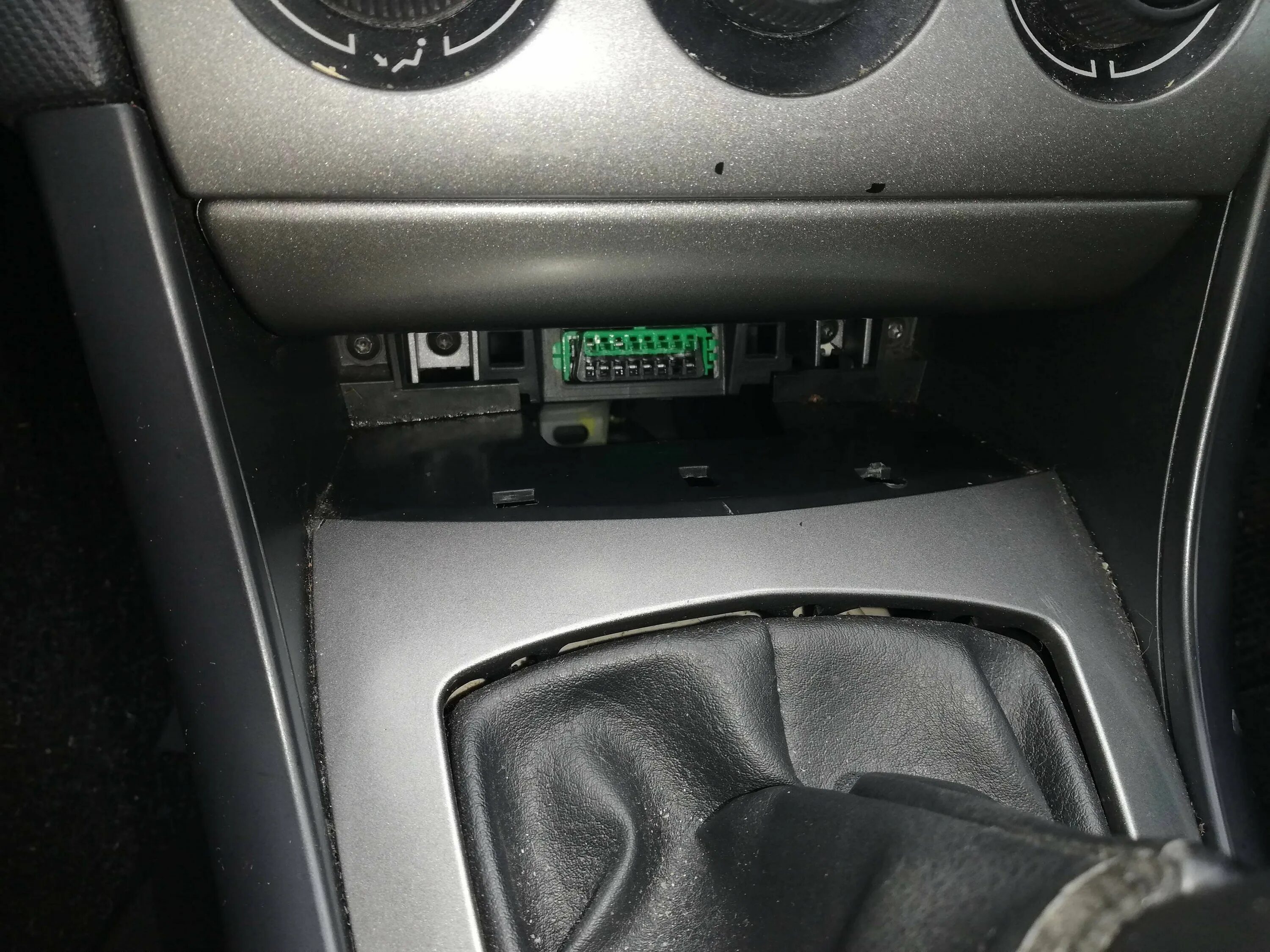 Разъем обд пежо 308 2008. Диагностический разъём peugeot 308. Peugeot 308 obd2 разъем. Пежо 308 разъём под комп. Разъём obd2 peugeot 308.