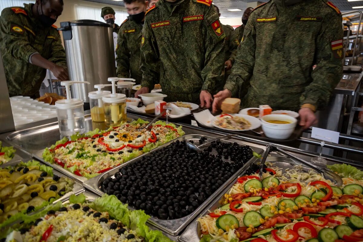 Ужин в армии. Кухня в армии. Армейская кухня. Кухня в воинской части. Блюда армейской кухни.