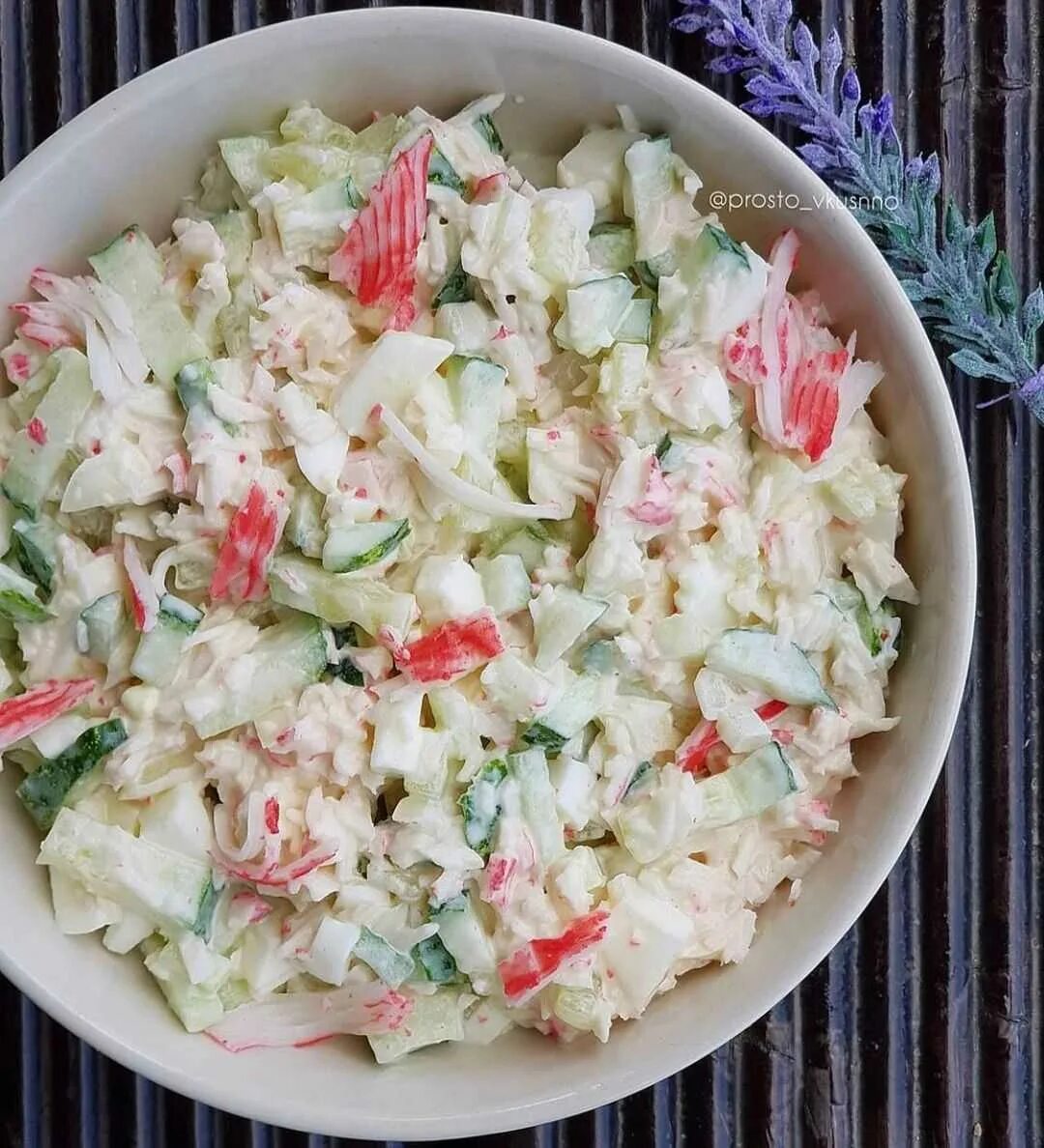 Салат весенний бриз. Пп крабовый салат. Салаттиз крабоввх палочек. Салат крабовые палочки ана. Рецепт самого простого крабового салата.