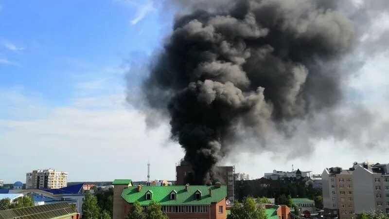 Взрывы в симферополе сейчас. Клубы черного дыма. Дым ХМАО. Пожар в Ханты Мансийске сегодня ночью. Дымок Ханты Мансийск.