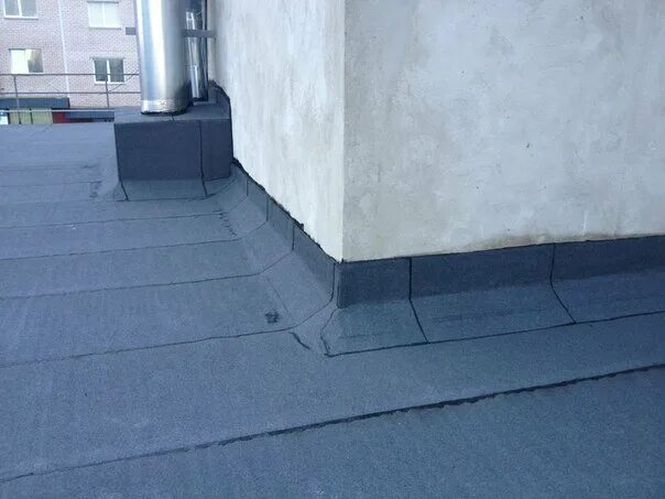 примыкания на мягкой кровле. примыкания мягкая кровля схема. примыкания на вентшахту наплавляемой кровли технониколь. наплавляемая кровля угол. узел примыкания гидроизоляционного ковра к парапету.