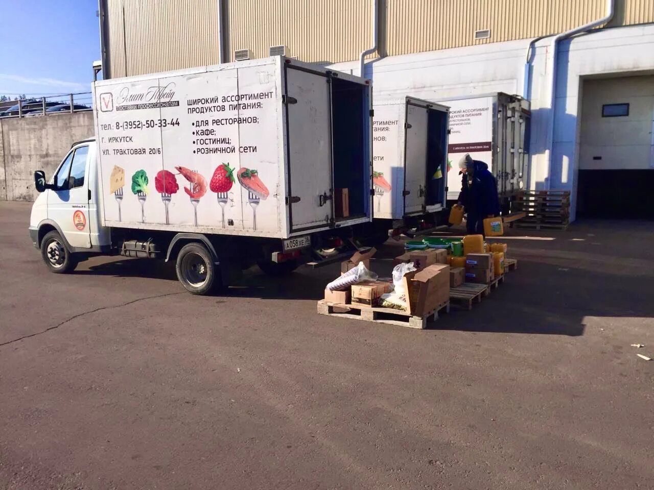 фура с контейнером 20 футов. контейнеровоз сцепка 20 20. визитки грузоперевозки шаблоны. грузоперевозки для сайта. компании доставки иркутск.