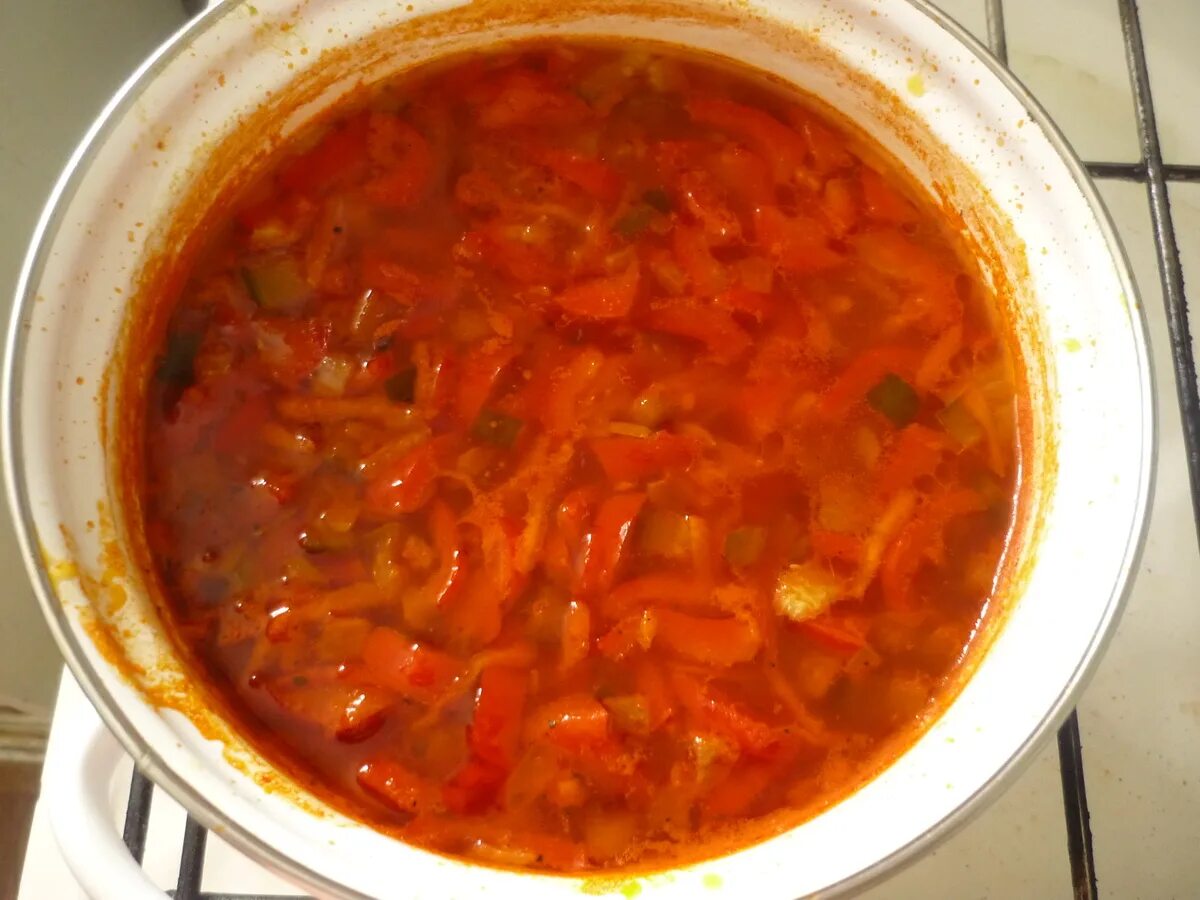 солянка сборная мясная со сметаной. солянка с креветками. сборная солянка с маслинами и оливками. сборная наваристая солянка. сборная наваристая солянка.