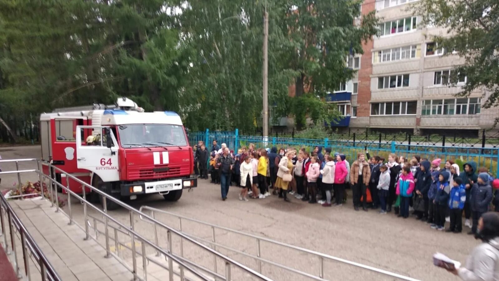 Пожар в школе. Пожарные в школе. Пожар в образовательном учреждении. Учебная пожарная тревога в школе. Пожарная тревога эвакуация