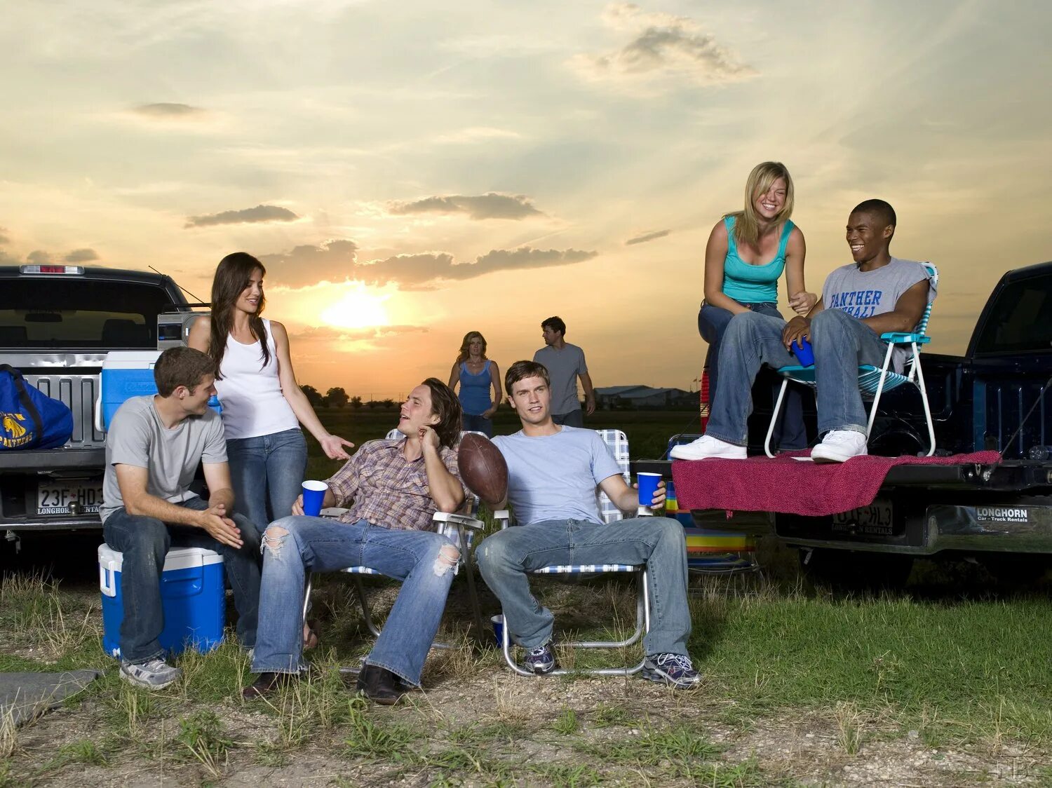 Friday night funkin. Go out with friends. пьяная девушка на уклиц. подруги в баре. Go out at night.