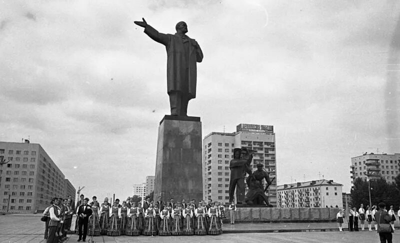 Горький апрель. Город горький площадь ленина. город горький 1 мая. памятники ленину в ссср. нижний новгород 1990-е.