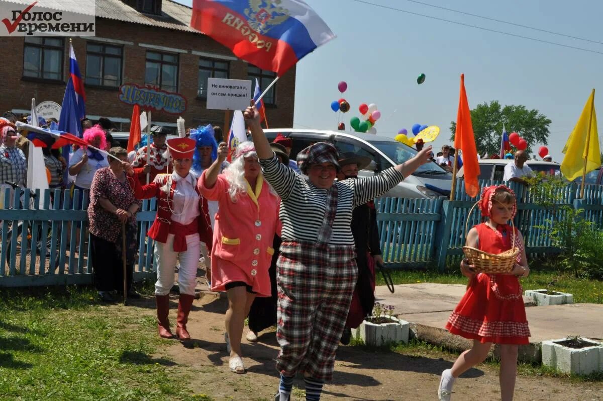 Переясловка Красноярский край Рыбинский. Село Переясловка Рыбинский район Красноярский край. Костюмированные парады на день села. Красногорьевская школа.