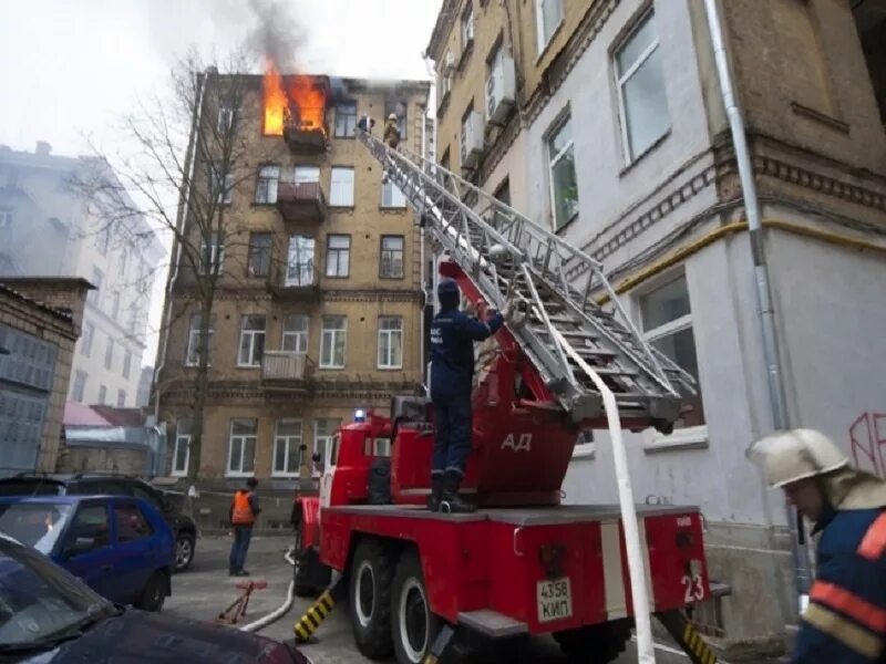 Пожар в многоэтажном здании. Пожарная автолестница на пожаре. Пожар в здании повышенной этажности. Тушение пожара в жилом здании. Тушение пожара в многоэтажном доме.