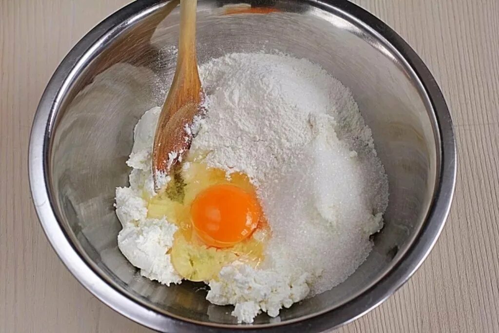 Мука и яйца. Перемешивание творога в миске. Яйца в миске. Яйца и сахар в миске. Мама добавила в миску 1 3 килограмма